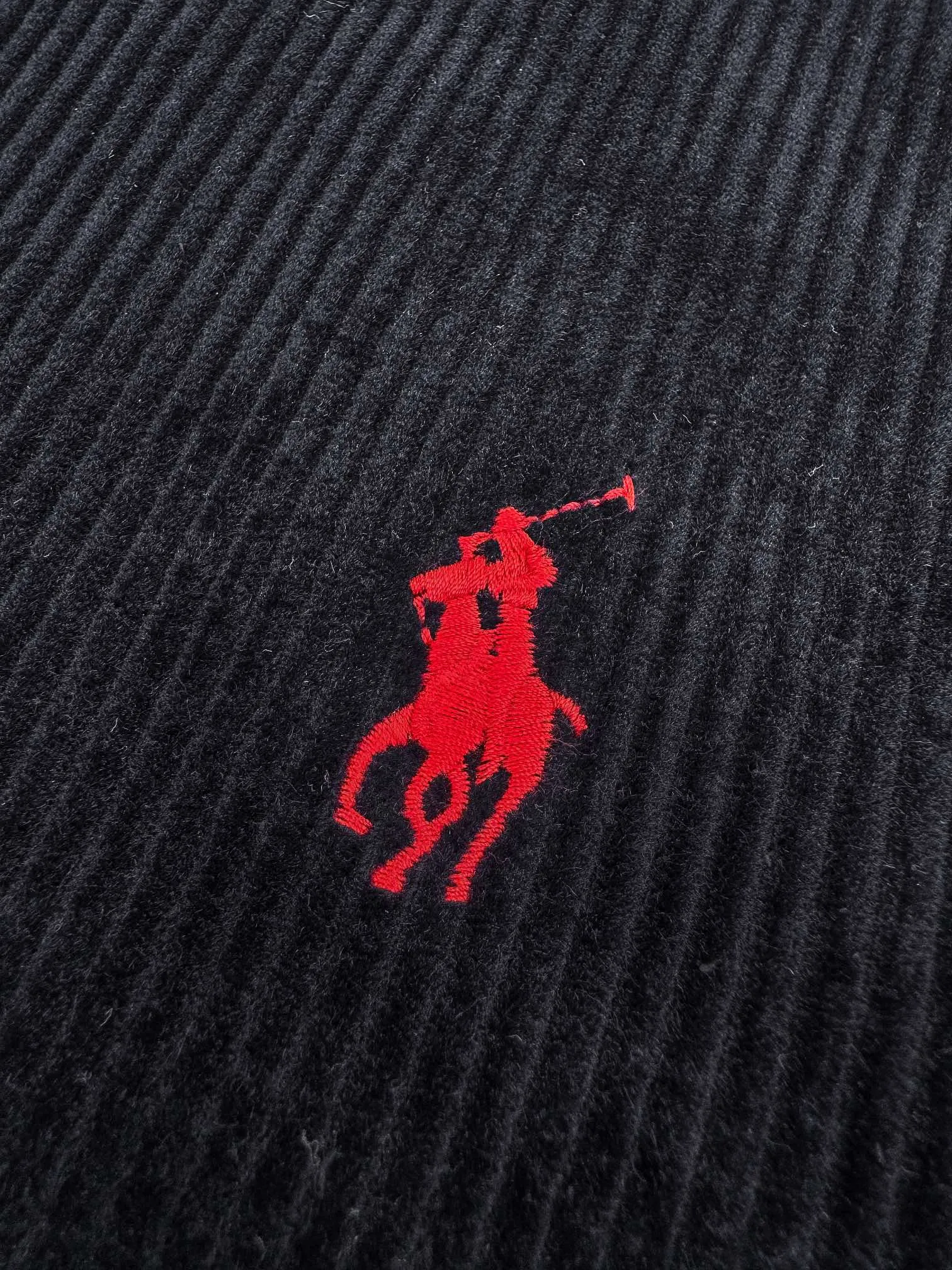 P550 Ralph Lauren embroidered corduroy jacket. Customized wide-ribbed corduroy fabric with clear texture and excellent texture. Comfortable and close to the skin. Elegantly presented with a touch of deep navy blue. Low-key and luxurious. Exquisite red pony logo embellishes it, igniting the overall vitality and passion. The stand-up collar design is simple and elegant. When the light fades, it shows subtle luster changes and is intertwined with the undulations of the wide ribs. The jacket is infused with a fresh soul and has extremely high matching flexibility. Process 1: Adopting imported machine embroidery technology and using advanced computer control systems and precision mechanical components to achieve the iconic pony embroidery operation with high precision and smooth and delicate lines. Process 2: Template machine bag opening. The preset template guides the position, shape and size of the bag opening. The accuracy ensures the quality of the bag opening effect. Process 3: Infrared positioning cutting machine uses infrared emitters and infrared receivers to achieve precise positioning of materials. The accuracy can reach the micron level, thereby meeting the effect of high-precision cutting of plaid alignment. Process 4: The fabrics have been carefully washed and have a better feel. Not easy to deform, not easy to shrink, not easy to fade, and maintain long-term beauty. Accessories: Customized 1:1 Ralph Lauren horn buckle, Customized 1:1 Ralph Lauren bronze puller, Customized 1:1 dark brown leather lanyard, Customized 1:1 Ralph Lauren trademark. Version: Loose version. Size: S M L XL